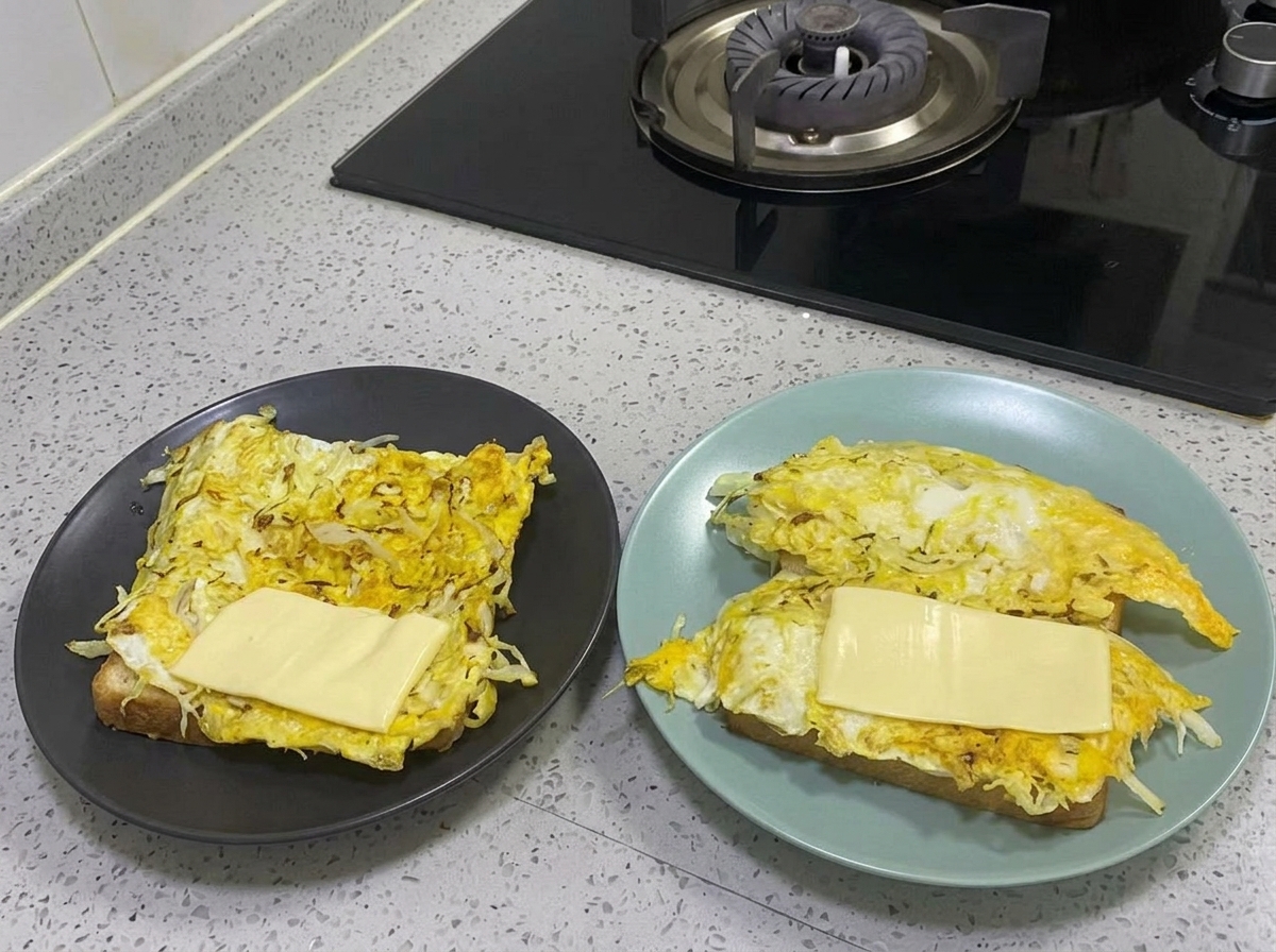 チーズの上にハニーマスタードソースをかけている様子。