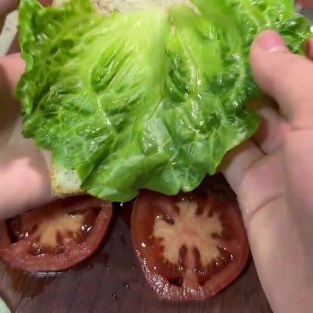 木べらでボウルの中の材料を一方向に混ぜている様子。