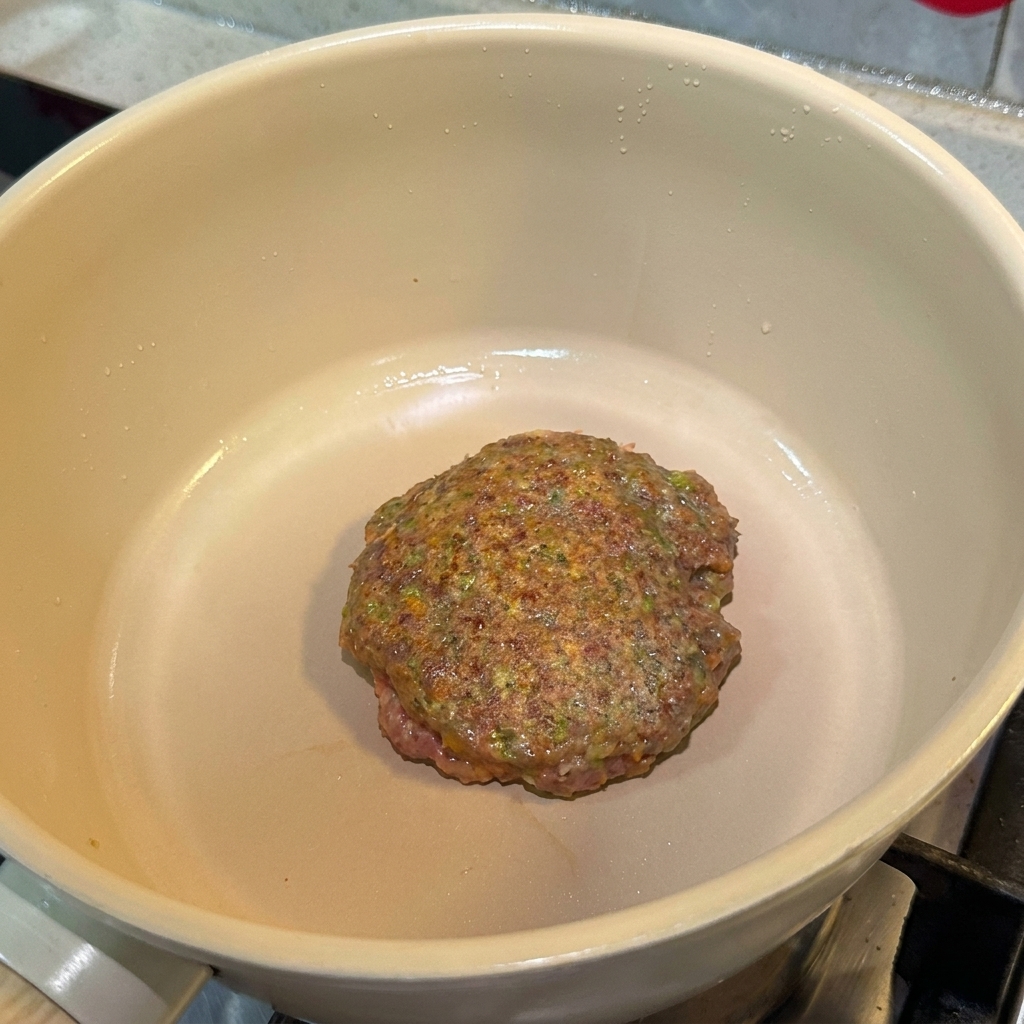 フライパンで両面がこんがりと焼けたビーフパティ。