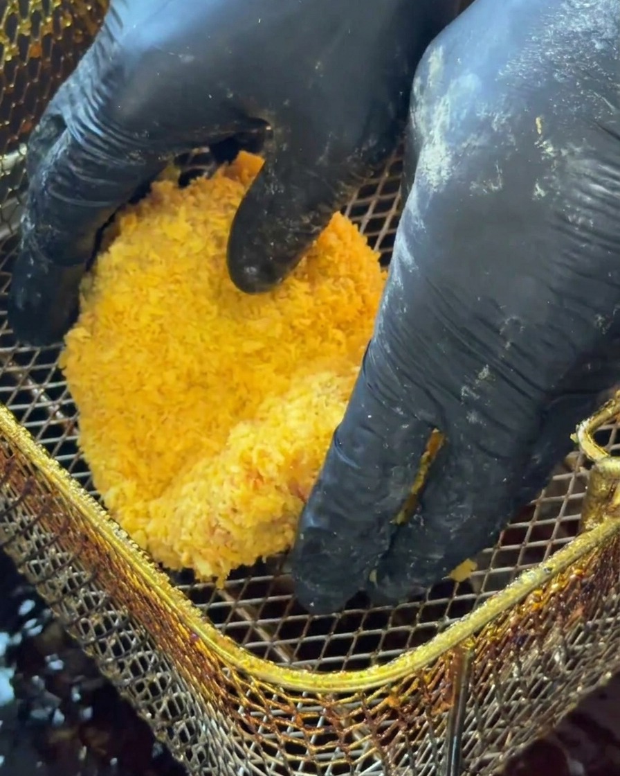 熱した油に鶏肉を投入している様子。