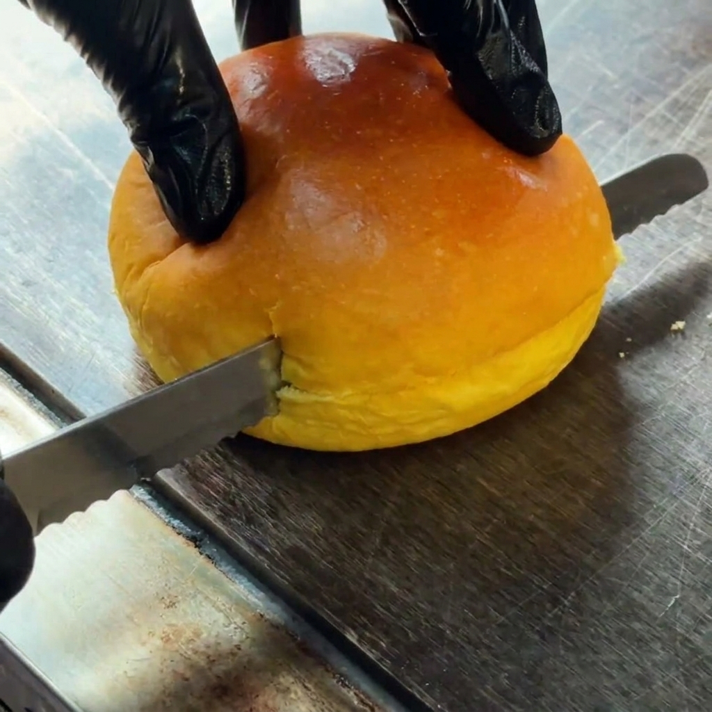 バンズを横半分に切っている様子。