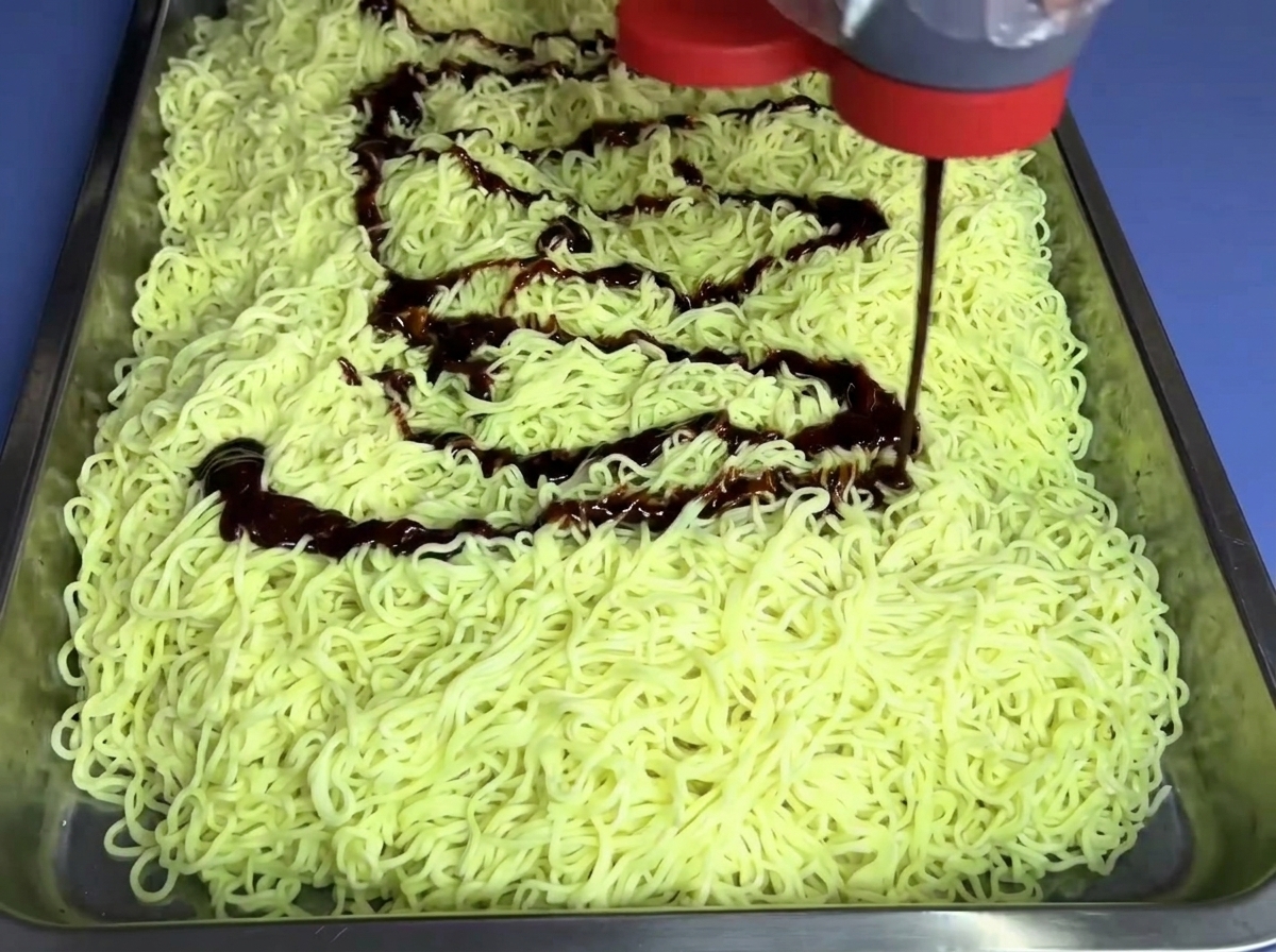 麺に辛くないプルダックソースをかけている様子。