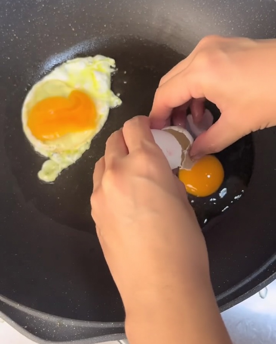 油を引いたフライパンで焼かれている卵。
