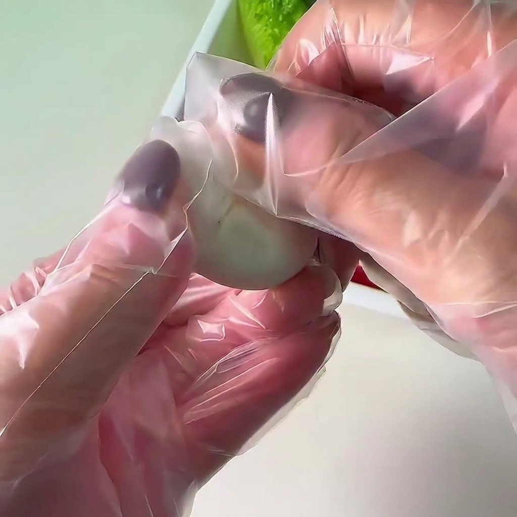 調理用に下準備された新鮮なホワイトマッシュルームのカサ。