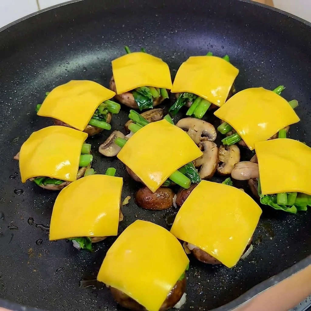 蓋をしてチーズを蒸し焼きにしているフライパン。