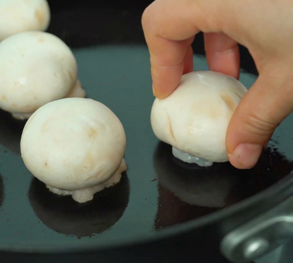 エビのすり身側を下にして、フライパンで焼き色をつけている様子。