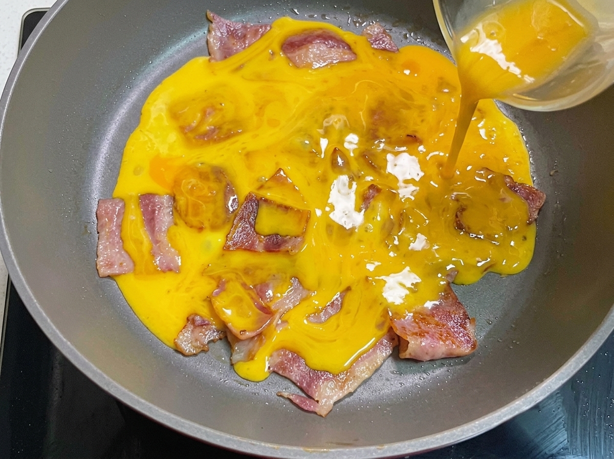 フライパンでバターを塗ったバンズをきつね色になるまで焼いている様子。