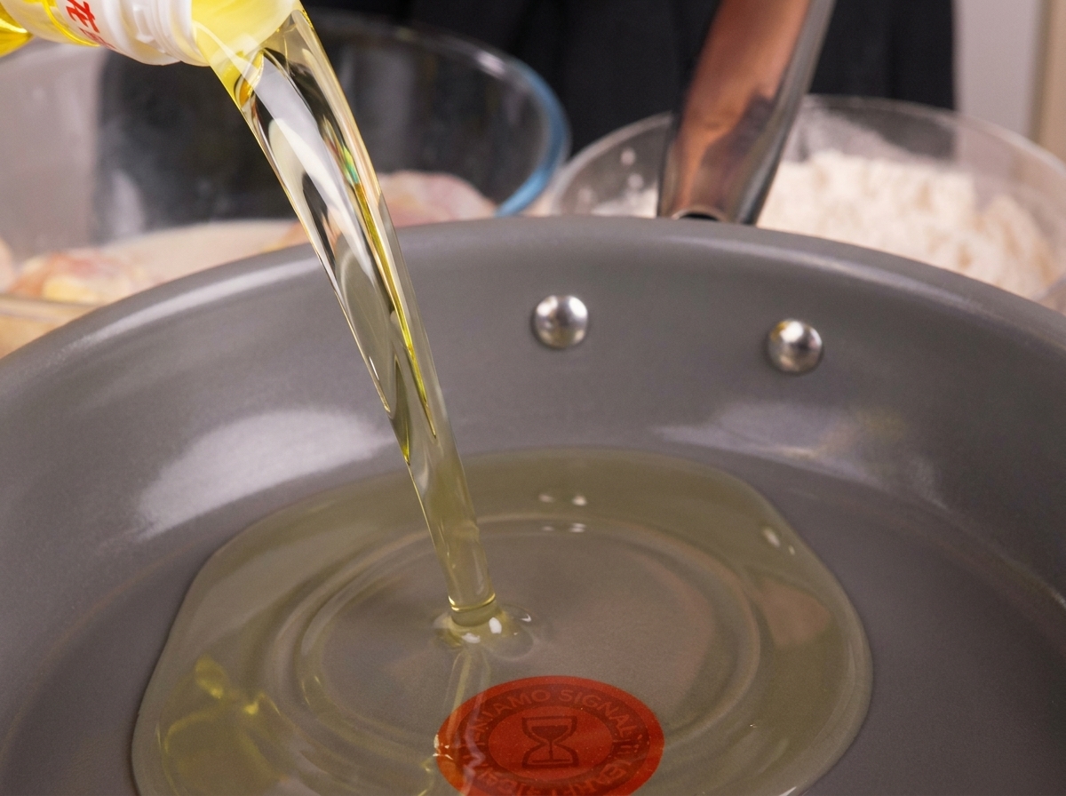 深鍋に揚げ油を注ぎ、加熱している様子。