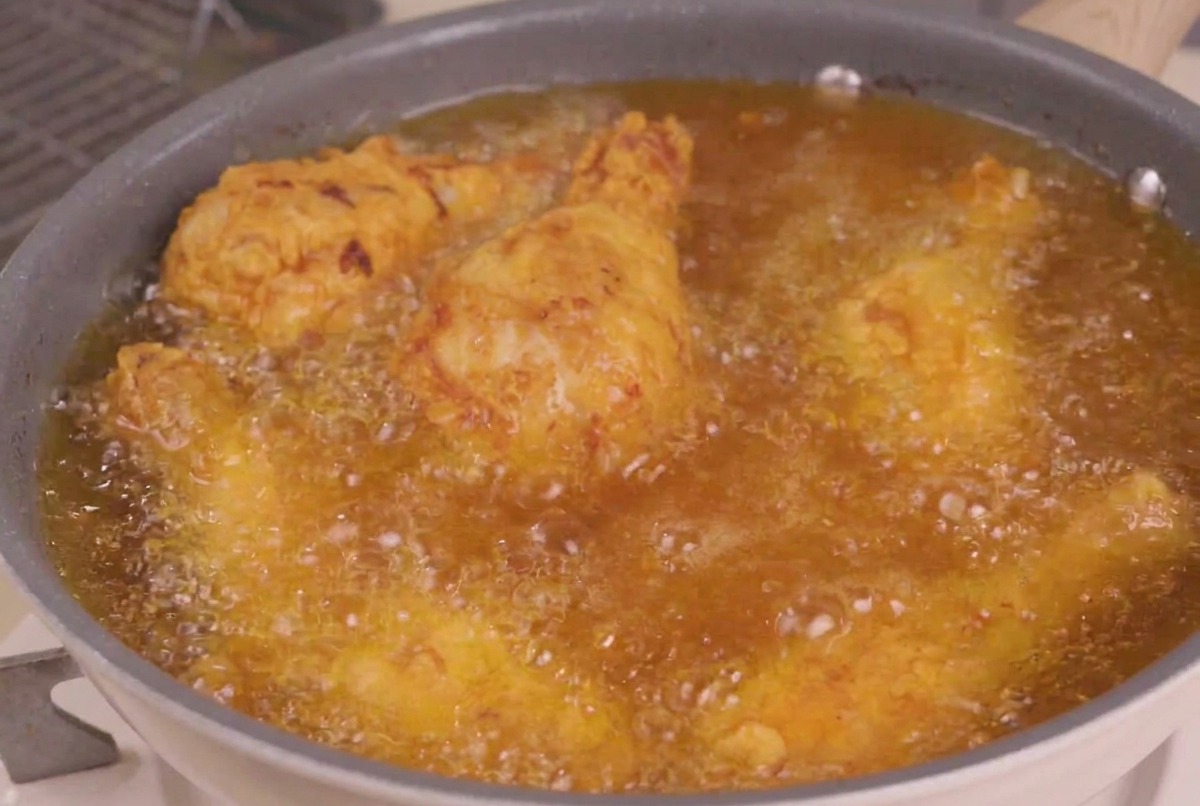 二度目の揚げ工程で、キツネ色に揚がっているチキン。