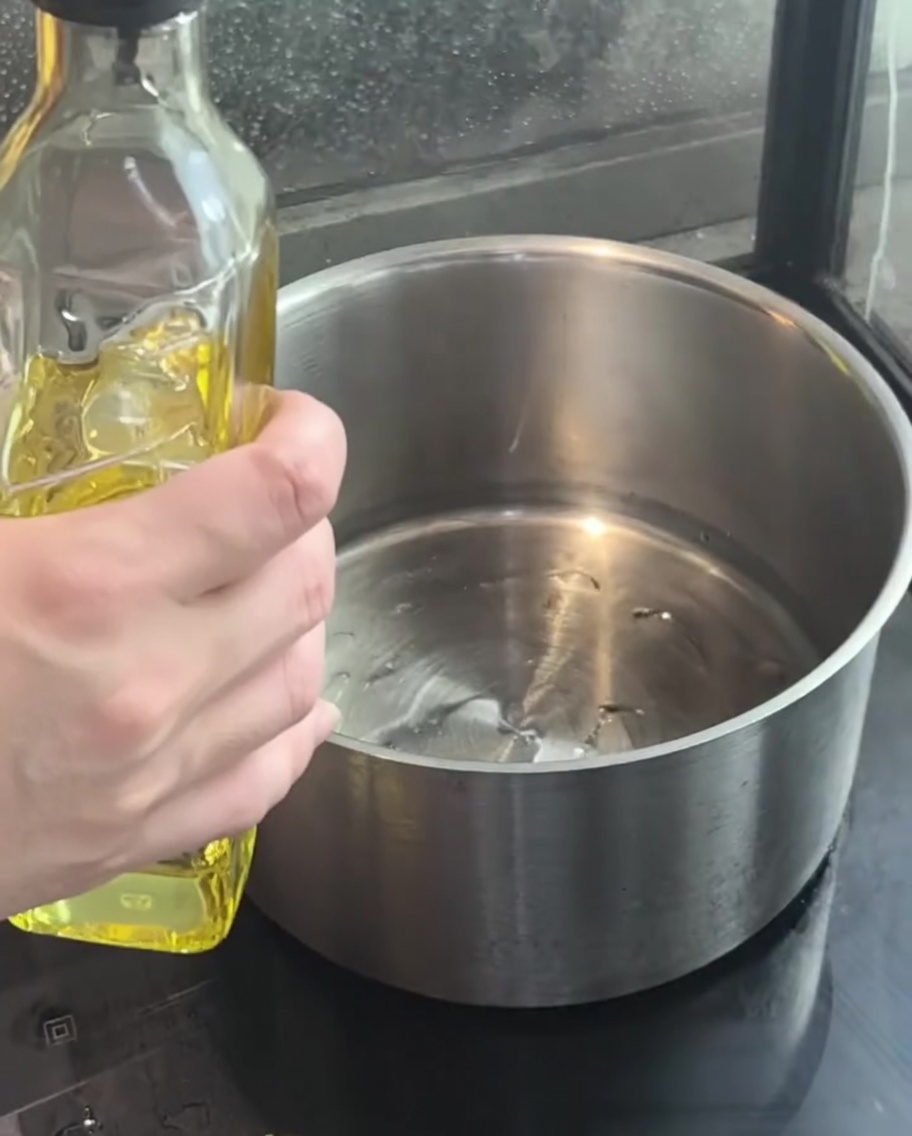 鍋でみじん切りの紫玉ねぎを炒めている様子。