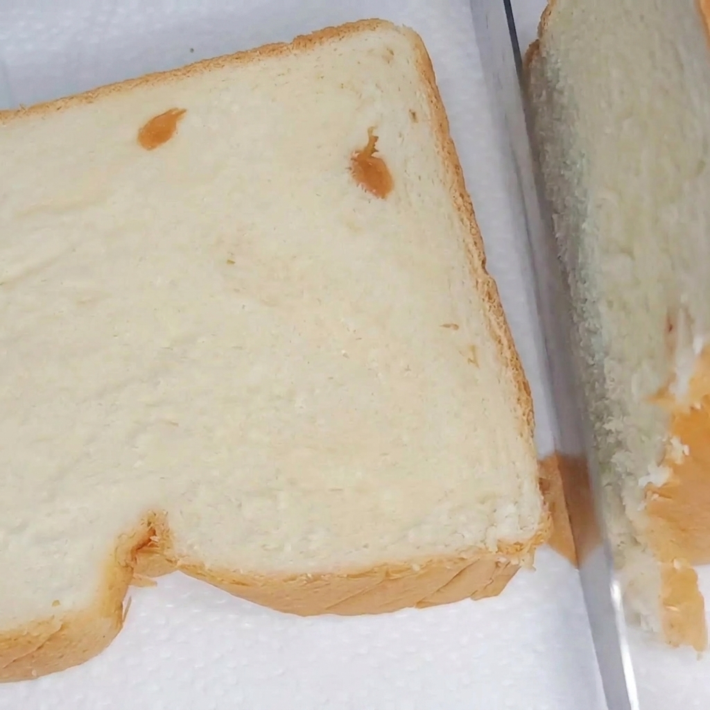 トーストした食パンに新鮮なレタス、スライストマト、きゅうりを重ねた様子。
