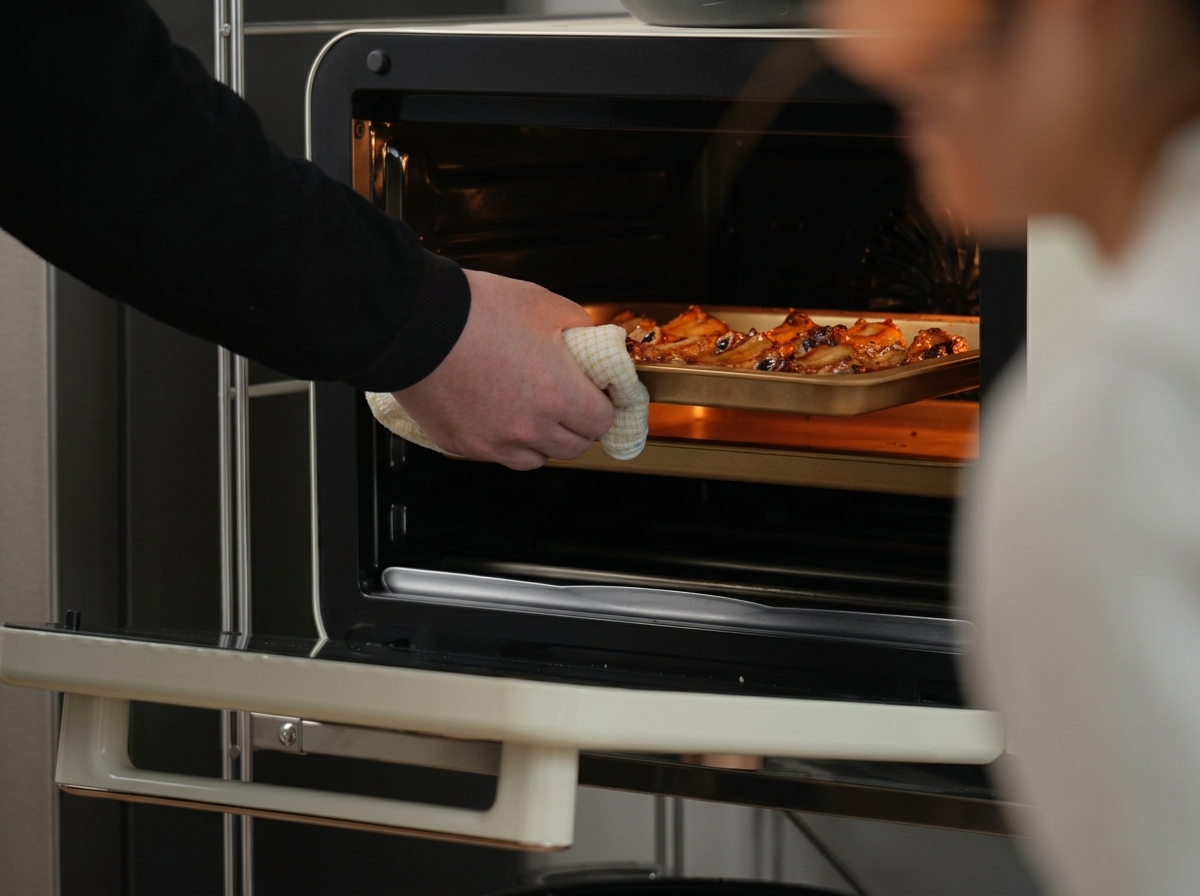トングを使って焼き上がっているスペアリブを裏返す様子。