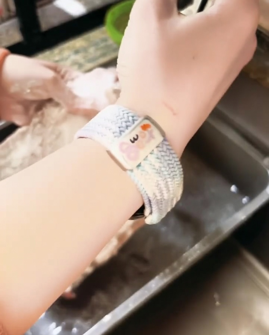 小麦粉をまぶしたポークスペアリブを水道水で洗い流している様子。