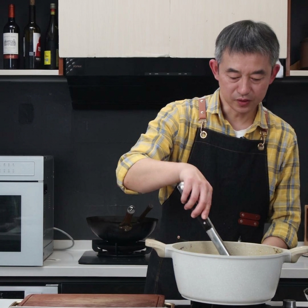 トングを使って茹で上がったポークリブを鍋から持ち上げている様子