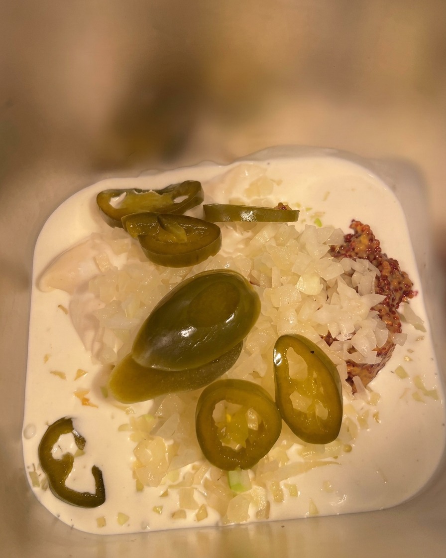 他の材料が入った容器にケチャップを注いでいる様子。