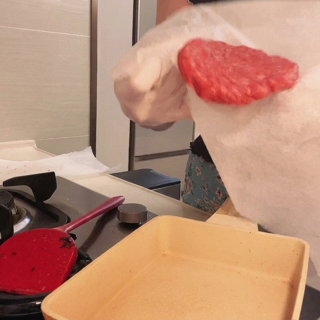 フライパンで焼かれている、半熟卵の状態の目玉焼き。