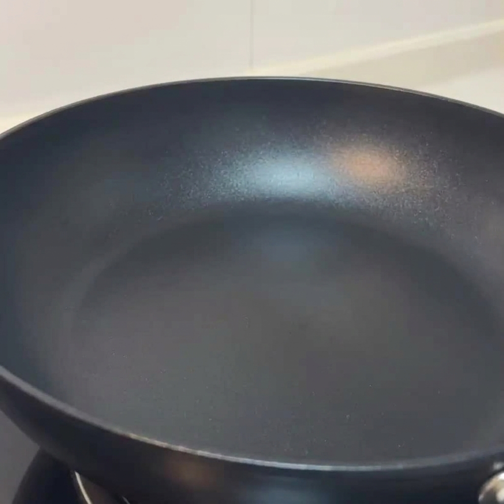 牛肉を焼いた後のフライパンでスライスしたマッシュルームを炒めている様子。