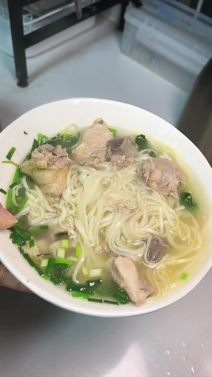 定番の自家製チキンヌードルスープ