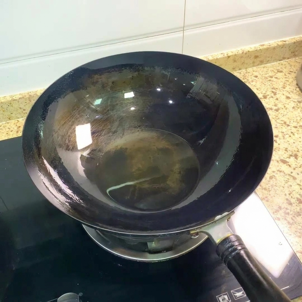中華鍋で熱せられた鶏むね肉の細切り。