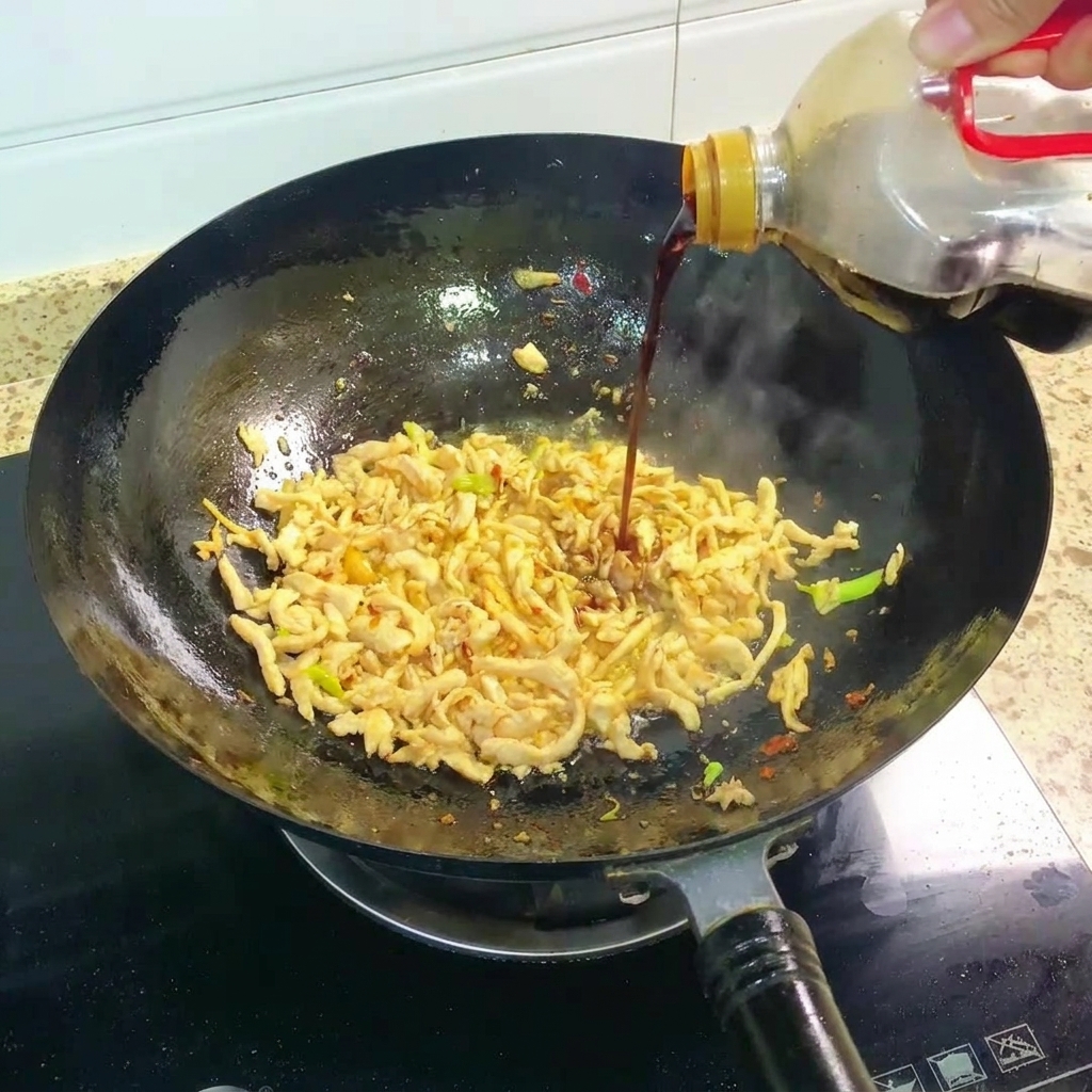 調味料を鍋に注ぎ、鶏肉と合わせている様子。
