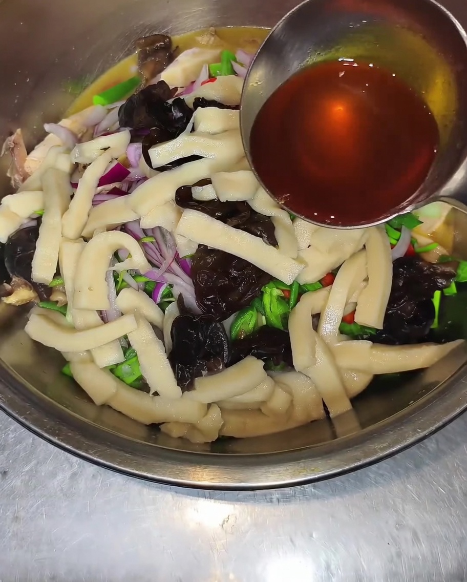 ボウル内の食材にオイルを回しかける様子。