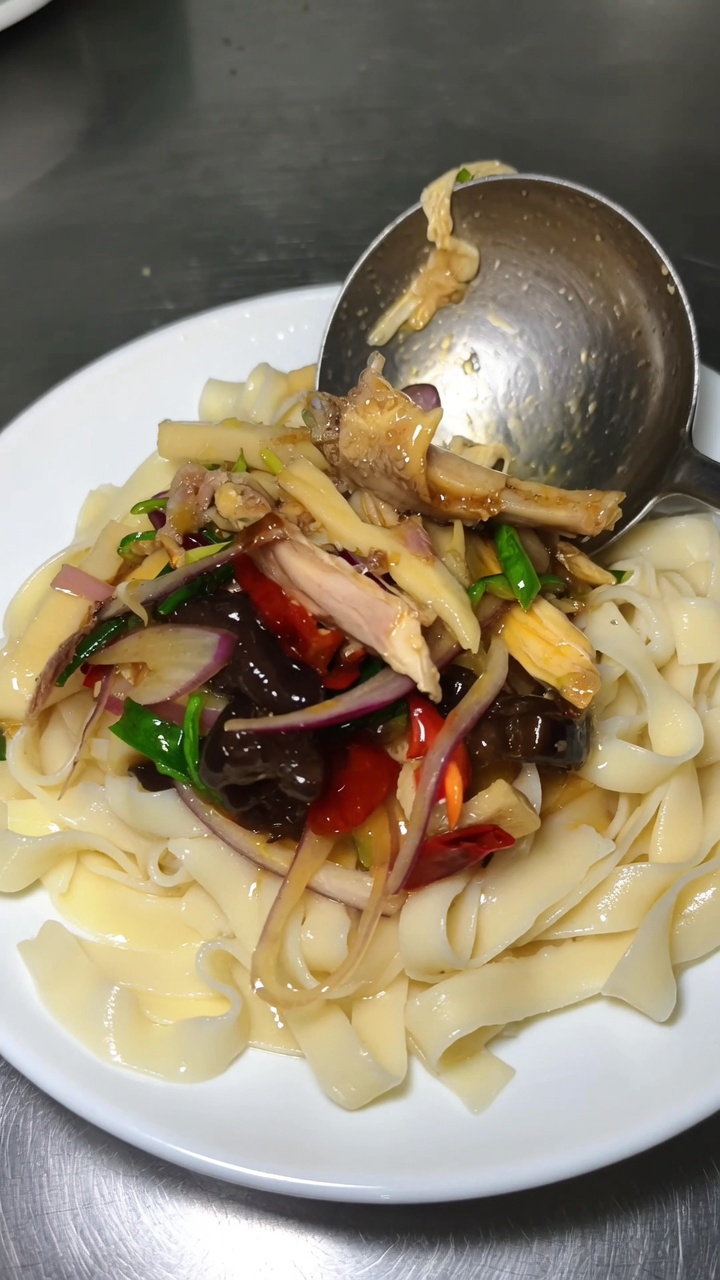 本格派：新疆風スパイシー鶏肉麺