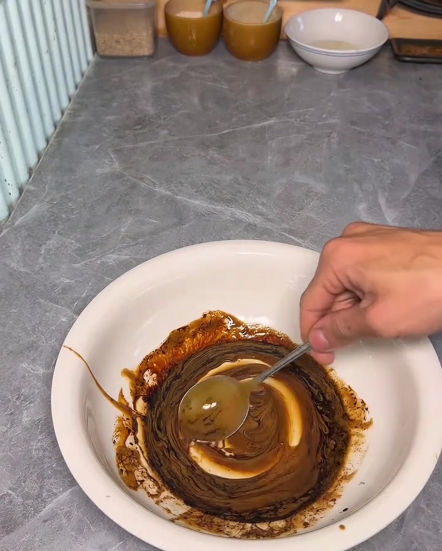 ボウルで練り胡麻と醤油を混ぜ合わせる様子。