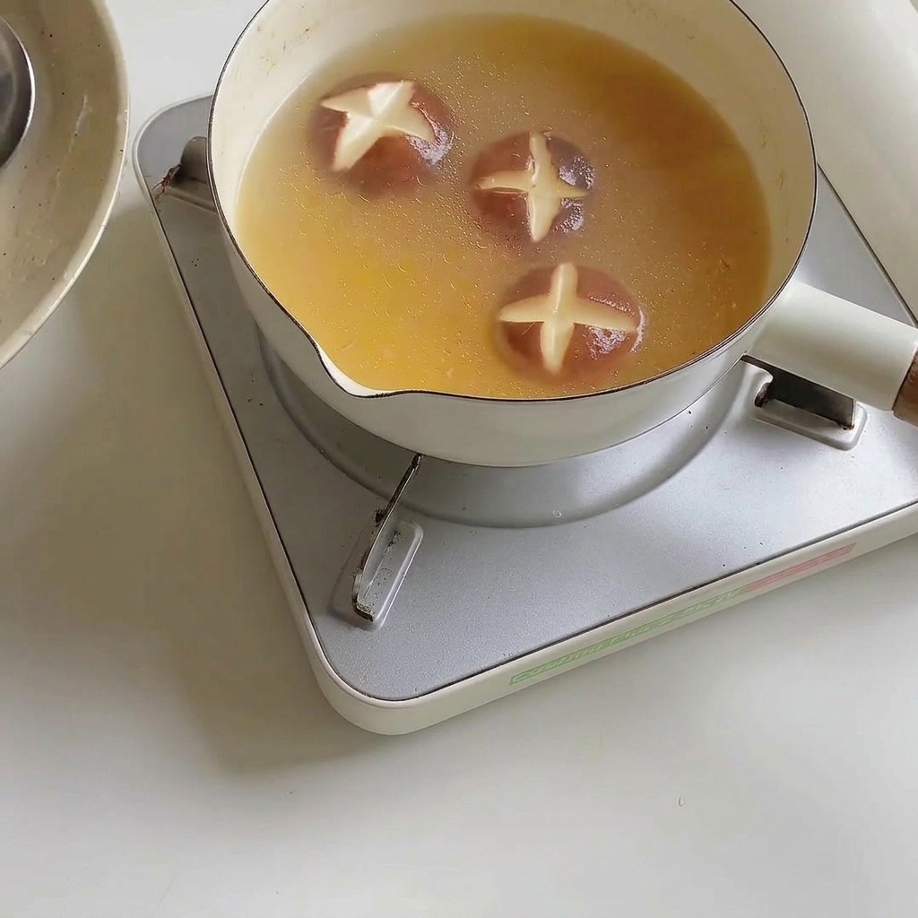 沸騰したスープの中で麺がほぐれている様子。