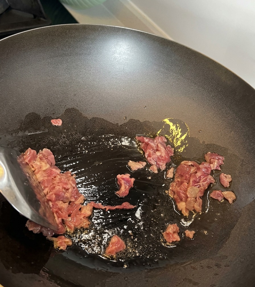 フライパンで牛ひき肉を炒める様子