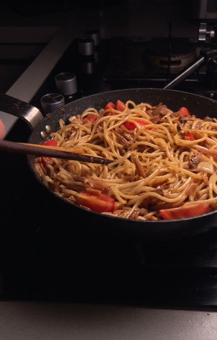 バターを塗った上にシュレッドチーズがたっぷりと乗せられ、焼く準備ができた食パン。