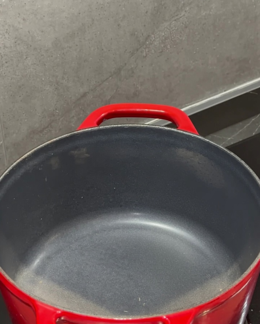赤い鍋でバターが溶けている様子。