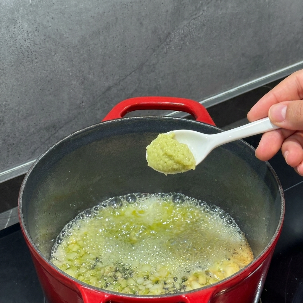 溶かしたバターに小麦粉を加えて泡立て器で混ぜている様子。