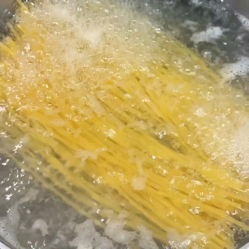 沸騰したお湯の中でスパゲッティが茹でられている様子。
