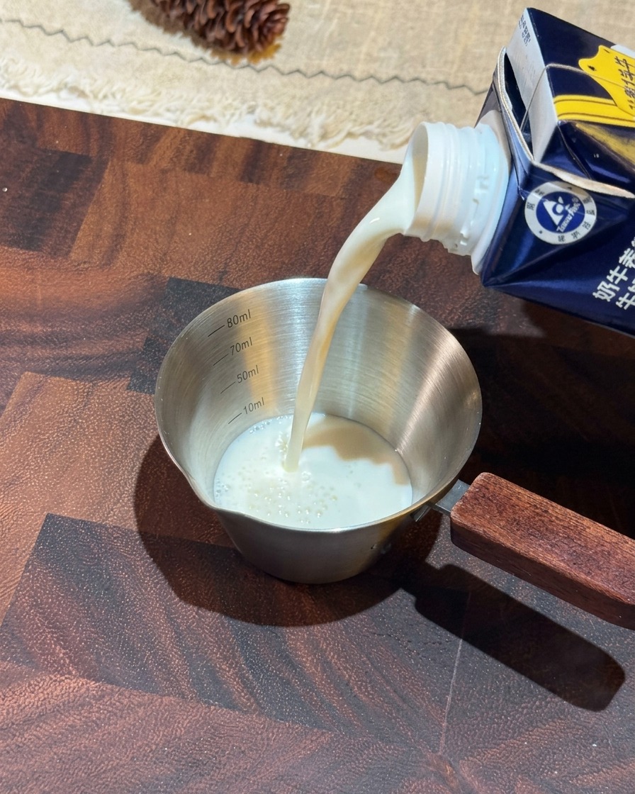 計量カップに牛乳を注いでいる様子。