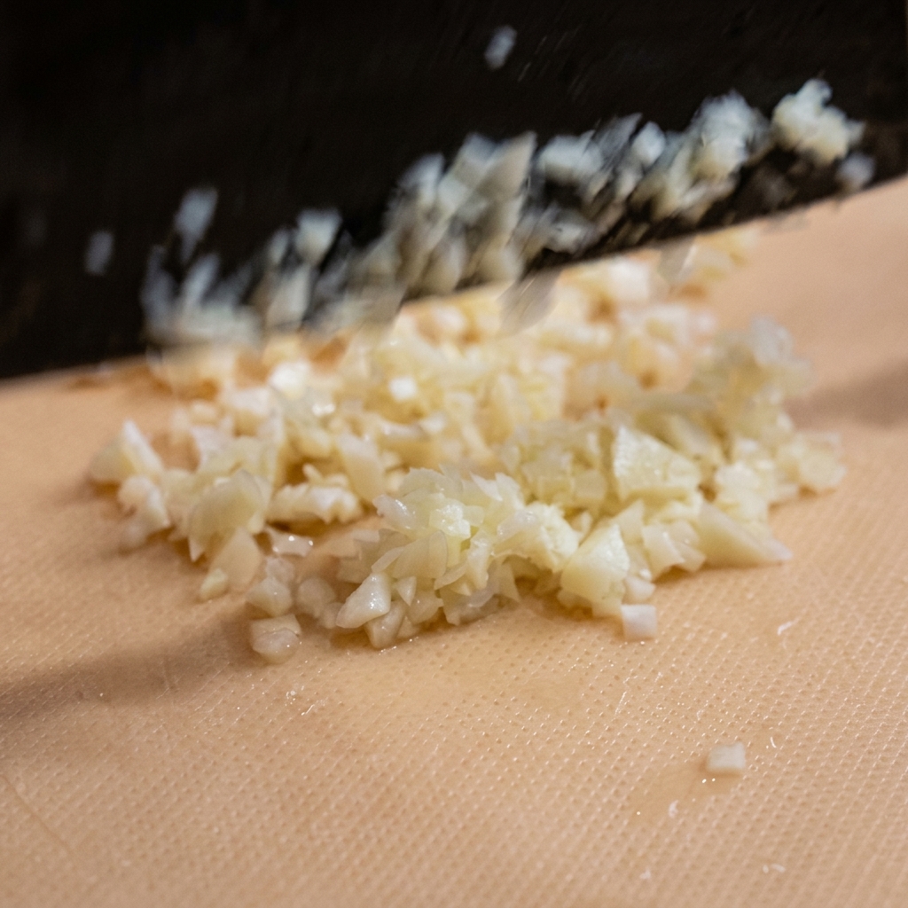 まな板の上で細かく刻まれているにんにく。