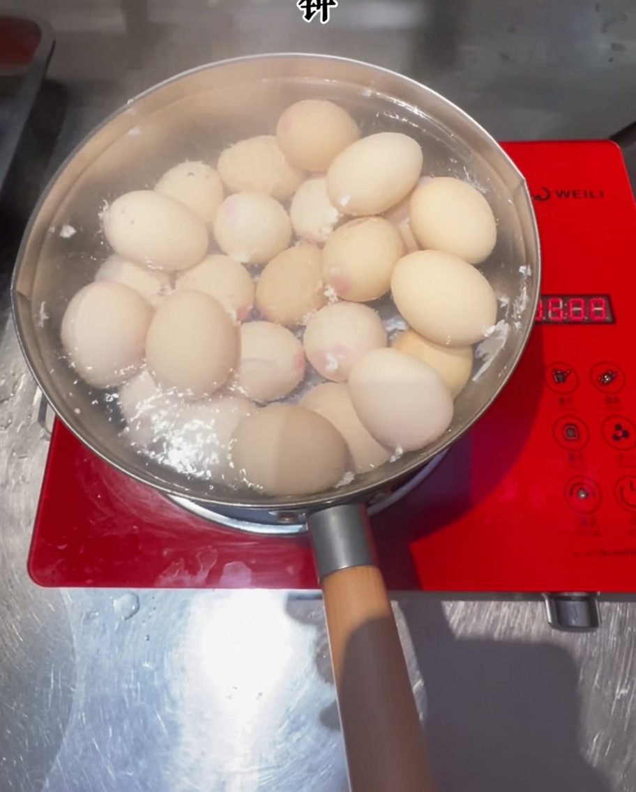 IHクッキングヒーターの鍋で卵を茹でている様子。