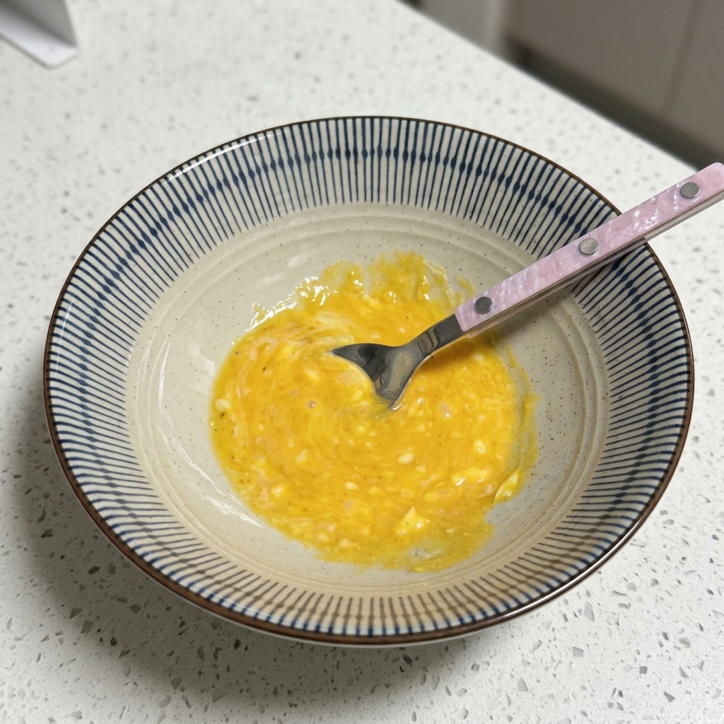 ペースト状のベースに熱湯を注いでかき混ぜている様子。