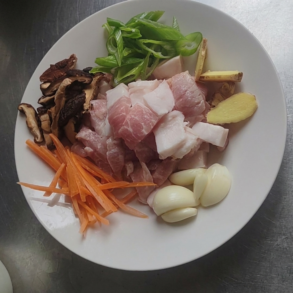 フライパンで黄金色に焼かれている卵。