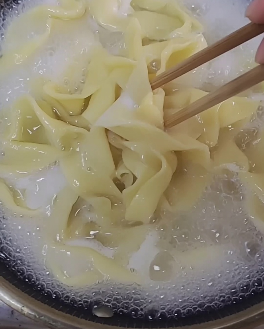 たっぷりの沸騰したお湯で麺を茹でている様子。