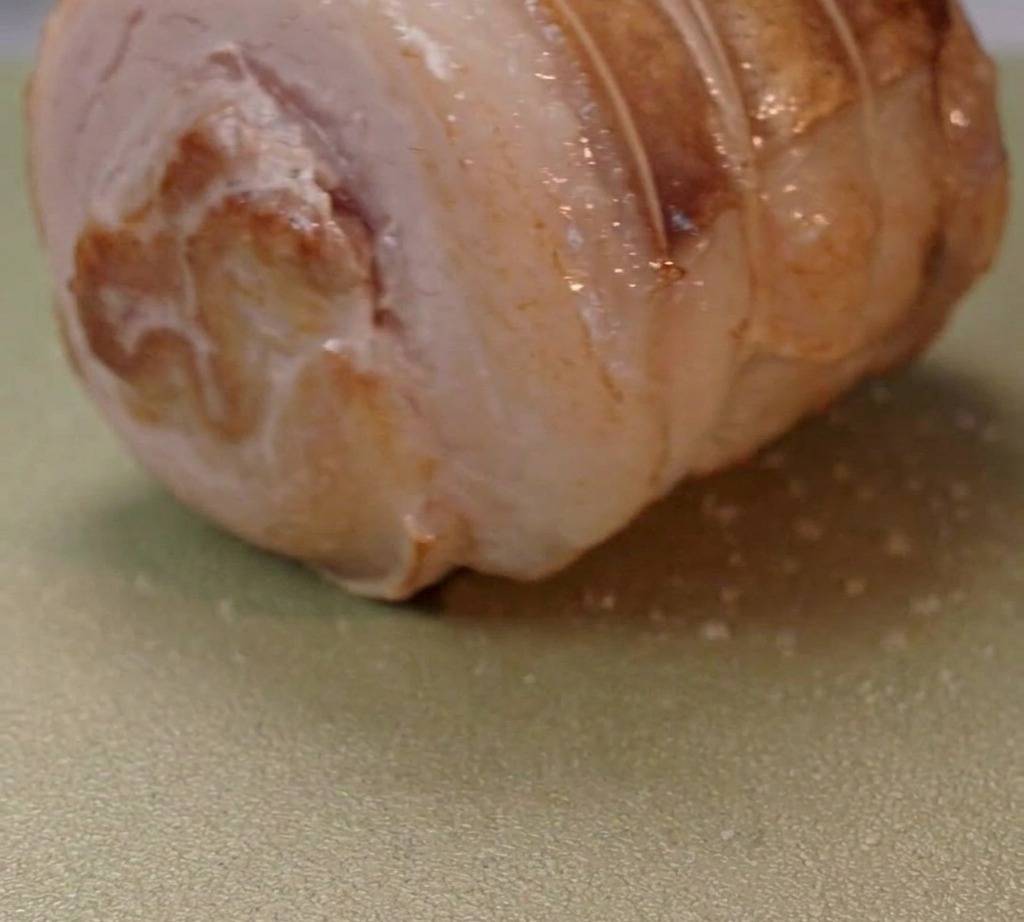 フライパンで豚肉の表面をこんがり焼いている様子