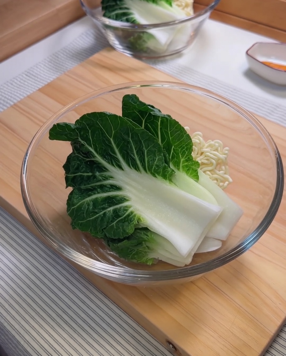 ボウルの中で練り胡麻とラー油を混ぜ合わせている様子。