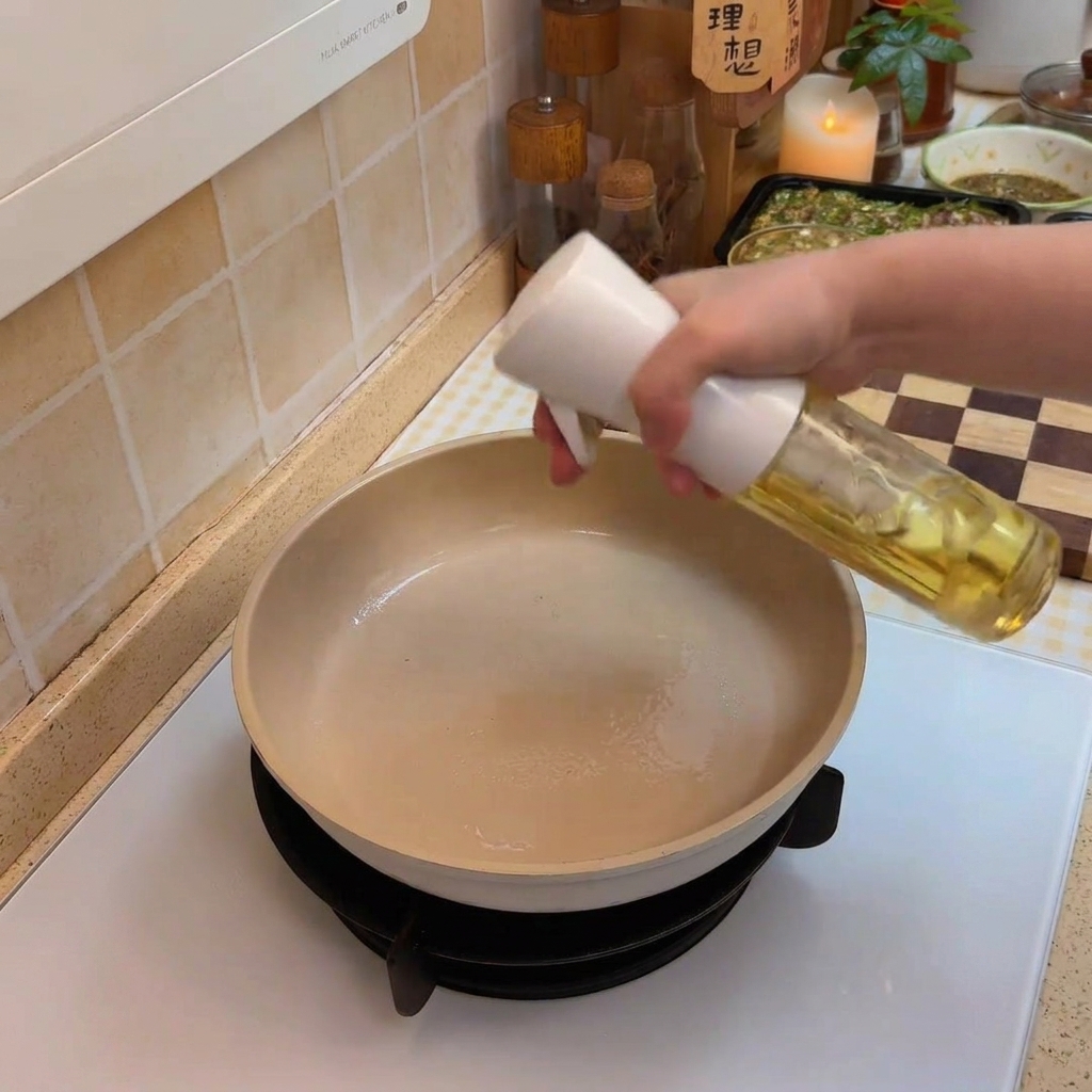 フライパンで炒められている千切りキャベツ。