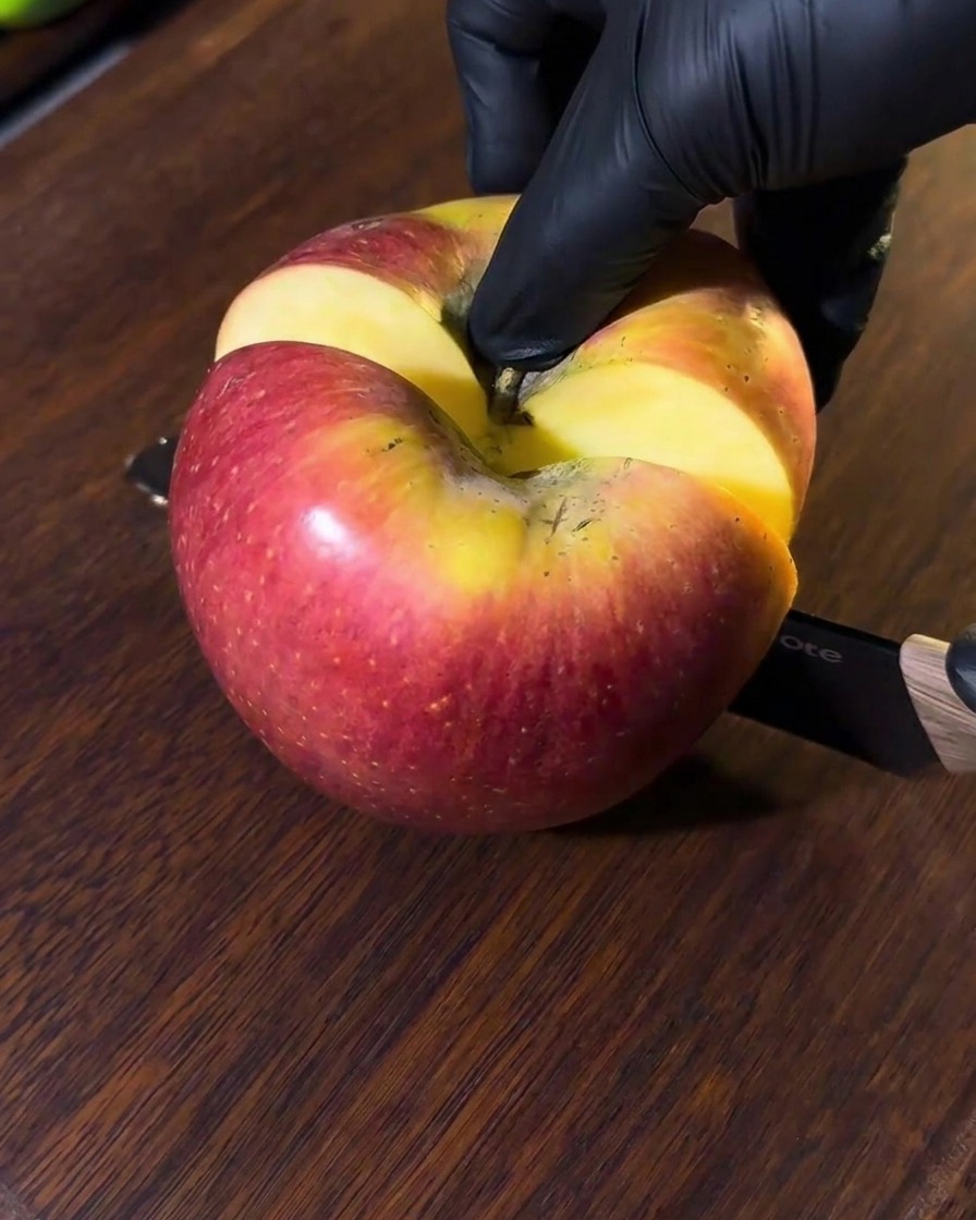 まな板の上で小さくカットされたリンゴ。ブレンダーにかける前の状態。