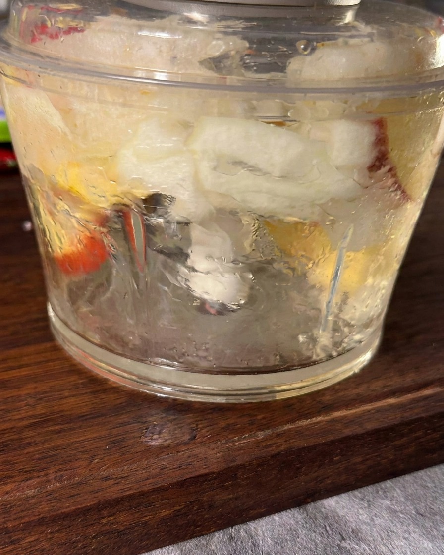 ブレンダーでなめらかになった野菜と果物のピューレ。