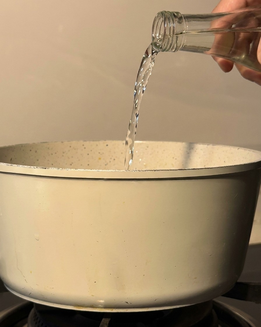 鍋に酒とみりんを注ぎ、加熱している様子。