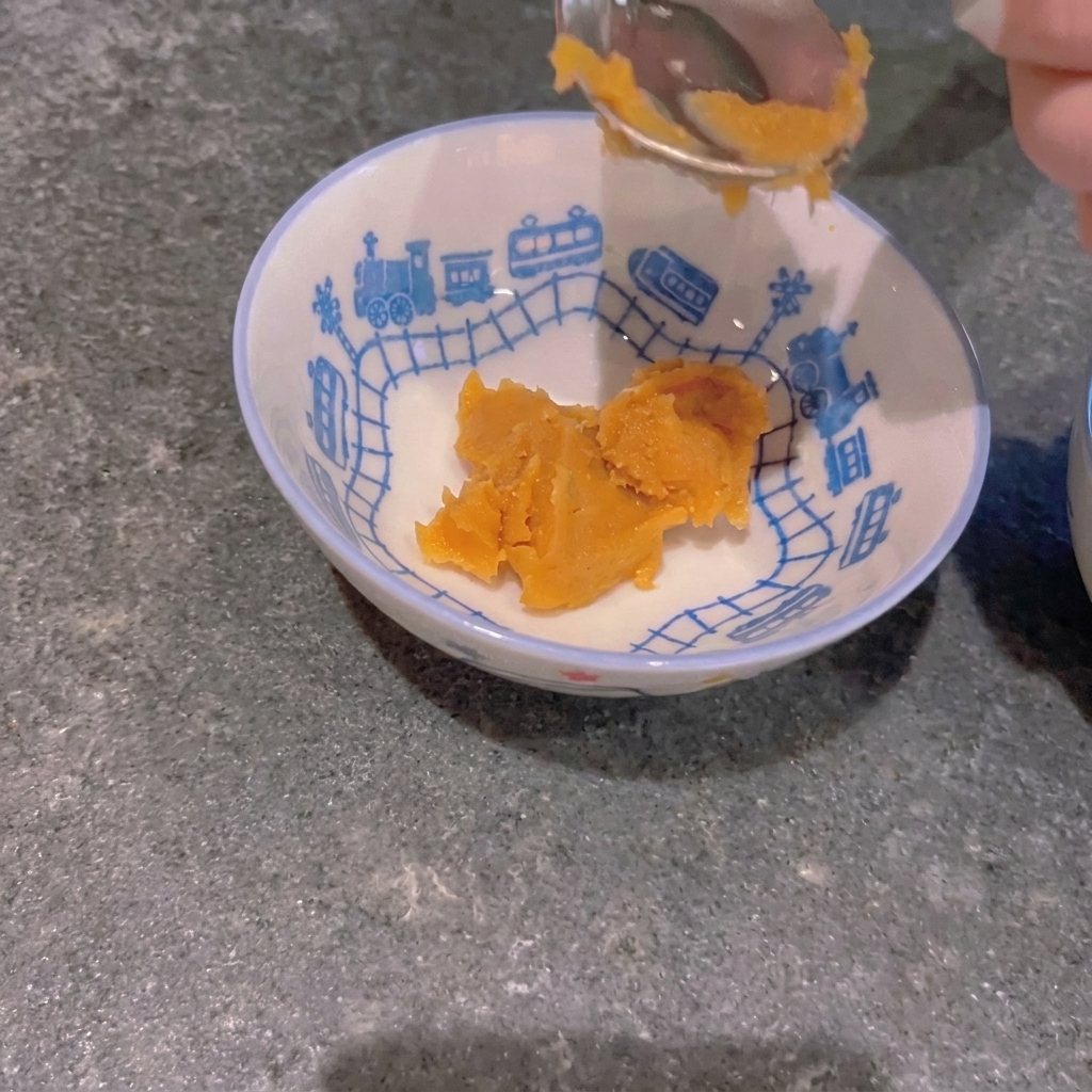 小さなボウルに黄色い味噌が入っている様子。