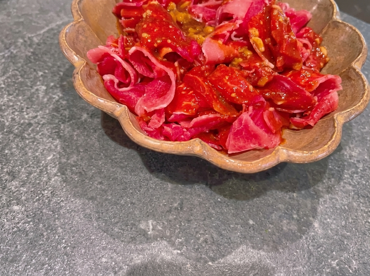 深みのあるタレに漬け込まれた生の牛肉。