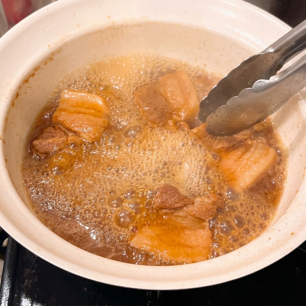 とろりとしたタレを豚肉に絡める様子