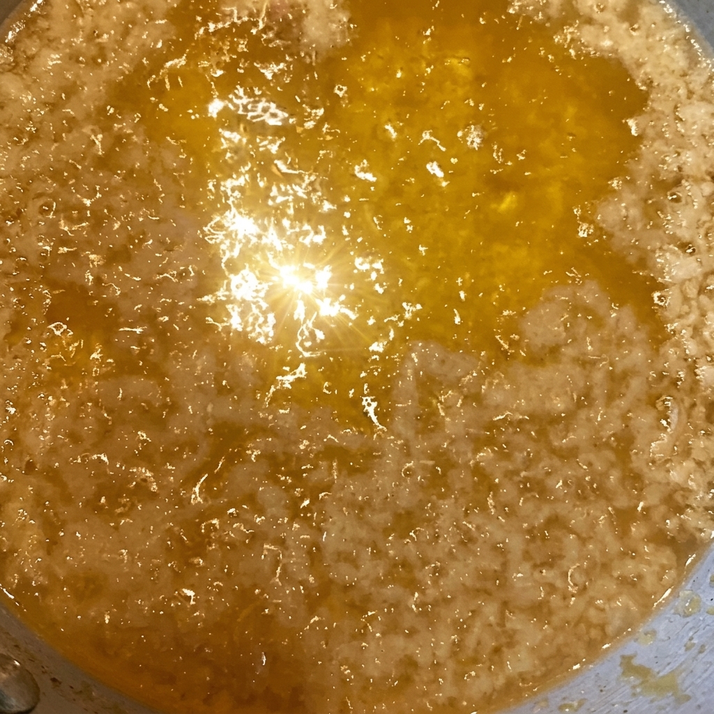 タレが染みたご飯の上に、揚げ玉がたっぷりと振りかけられている様子。