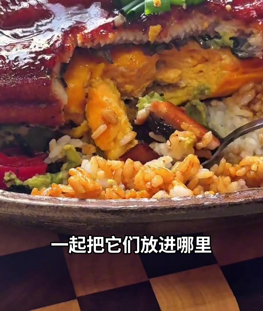 最後にうなぎの蒲焼を全体の中心に盛り付けている様子。